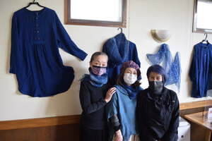 洋服、バッグ　染め物いかが <br />
２３日　ダンディライオンで作家斉藤さんが展示販売