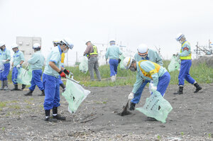 海岸で清掃 ボランティア 日本製紙 白老工場社員