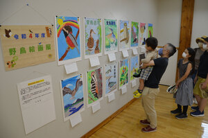 野鳥力強く描写<br />
１９日まで小中高生の絵画展　ウトナイ湖鳥獣保護センター