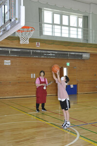 シュート決めて昇級 北栄児童センターでバスケ検定