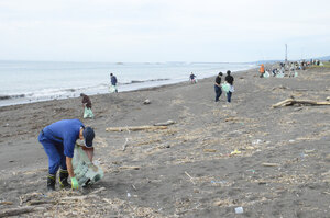 ヨコスト海岸をきれいに 町環境町民会議が清掃ボランティア　　白老