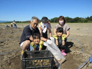 芋掘り体験に笑顔 千歳の松浦農園で収穫祭