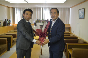 「花と緑あふれるまちに」　来年１月市場花き部民間移譲　苫花鈴木社長が市長表敬