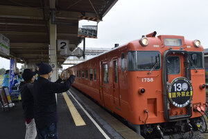 ＪＲ室蘭本線１３０周年記念号の旅 追分駅でおもてなし 「キハ４０」に鉄道ファン　　安平