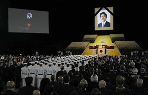安倍氏国葬、世論二分し挙行<br />
４３００人参列、抗議集会も―首相「遺産」継承誓う