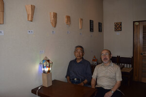 木とガラスで「二人展」　彫刻集団ＺＥＲＯ　苫小牧<br />
佐藤さんと徳田さん １０日まで喫茶プロムナード