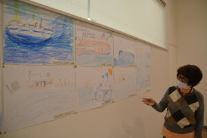 子どもたち　貨物船を力強く描写　苫小牧西港ターミナルでみなと写生会の作品展示