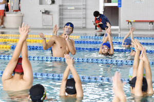 五輪メダリスト　佐藤さんが小学生スイマーを指導―市スポーツマスター事業「水泳教室」