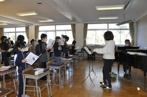 中学校の授業が楽しみに 苫東中音楽教諭が若草小で授業
