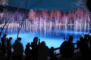 暗闇に浮かぶ「青い池」－美瑛町