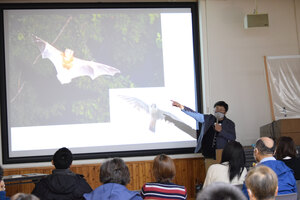 「コウモリはほとんど老化せず」　ウトナイ湖野生鳥獣保護センター<br />
写真家の中島宏章氏　セミナーで生態解説