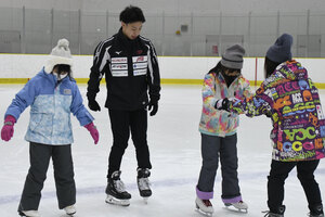 選手が沼ノ端小でスケート授業<br />
レッドイーグルス北海道