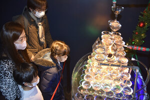 サケ稚魚グラスツリー登場<br />
千歳水族館　誕生前発眼卵照らす