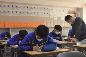 宿題は早めに……<br />
苫小牧東中　冬休み中の生徒へ学習会