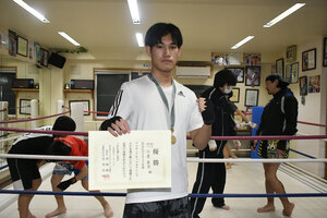 全日本選手権で初Ｖ<br />
小泉秀士（駒大苫１年）―キックボクシング