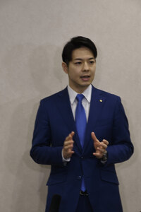 鈴木知事、再選出馬表明<br />
「北海道の未来切り拓く」