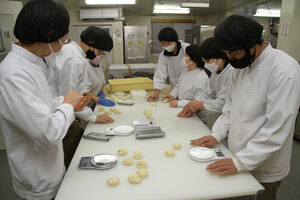 登別の就労支援センター 中高生がパン作り体験　　白老