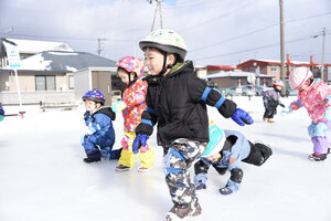 氷上で元気に外遊び<br />
苫小牧中央幼稚園リンク開き