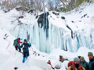 白老山岳会が氷瀑ツアー 厳冬期の造形美を堪能
