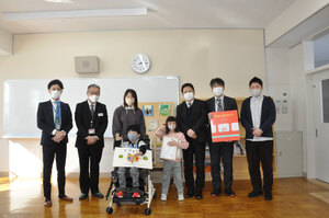 苫小牧支援学校に大型絵本など寄贈 日本教育公務員弘済会北海道支部