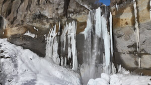 巨大な氷柱 圧巻の自然美 インクラの滝