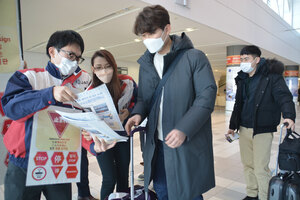 新千歳空港で訪日外国人客に呼び掛け 冬道運転事故防止　ＪＡＦ札幌支部　