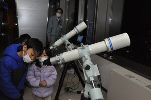 親子で天体観測楽しむ 市役所展望回廊で星空観望会