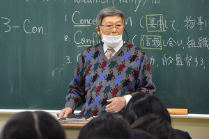 ６５年の教員人生に幕　苫高商の非常勤英語講師、岩瀬さん