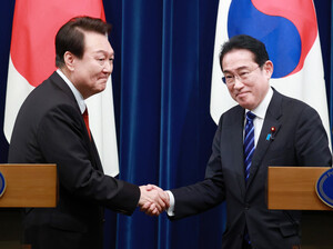 日韓首脳、関係正常化で合意<br />
徴用工「解決」、首相が評価―シャトル外交12年ぶり再開へ