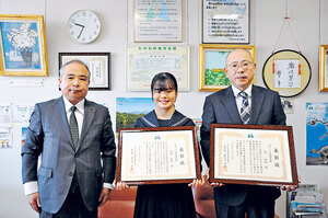スピードスケート 田畑さんと指導者の東さん 町教育奨励表彰を受賞 「高校でも頑張りたい」  むかわ