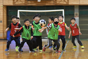 「フットサル」で子どもたち笑顔 チャレンジスポーツクラブ開催