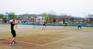 中学生春季ソフトテニス大会 声援を背に熱い戦い　　白老