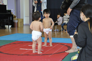 元気いっぱい「こどもの日」祝う 勇払幼稚園でお相撲大会