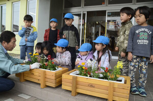 端材でプランター花苗植え寄贈 コスモ建設共栄会、幼稚園など３８カ所へ