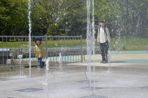 青空の下　涼む親子 市内の公園の噴水再開