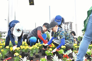 アイスアリーナ敷地で花壇整備<br />
小金澤組が地域貢献