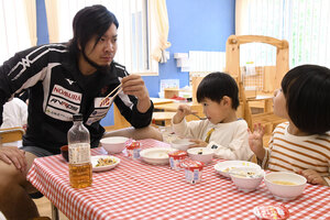 レッドイーグルス北海道 幼稚園・保育園訪問食育に注力 芋植えや給食楽しむ