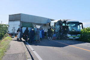 高速バスとトラック衝突、５人死亡<br />
八雲国道上、乗客ら17人搬送