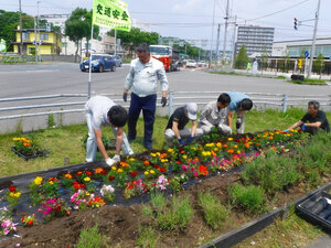 道路建設、市内で地域貢献 沿道に花植えて清掃