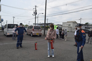 消火器の使い方学ぶ 汐見町町内会　住民２３人で避難訓練