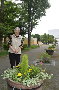 鉢植えで地域に彩り 木場町の宮崎さん、手入れ続ける 新生公園