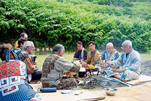 伝統作法で先祖供養 カムイノミで感謝の祈り 白老アイヌ協会