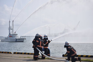 船舶火災に備える　苫小牧海保と市消防本部が合同訓練