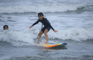 親子地方留学の子どもたち サーフィンを体験　　厚真