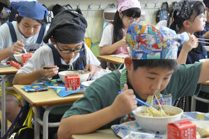 八王子ラーメンに舌鼓 姉妹都市締結５０周年記念 市内小中学校給食
