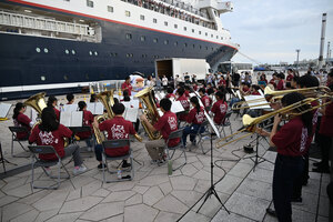 にっぽん丸入港でにぎわい 苫東高吹奏楽部が見送りの演奏