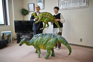 恐竜アートを寄贈 造形作家・亀井さん 広島市在住 <br />
町の活性化につながれば    むかわ