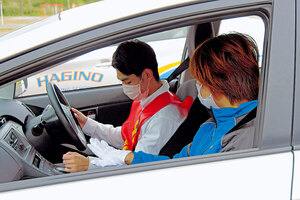 教習車で安全運転学ぶ はぎの自動車学校でドライバーズセミナー 道栄高３年生が受講　　白老