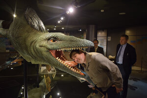 穂別を満喫 リトアニア・アクメネ地域市の一行 恐竜のレプリカに興味深々 博物館見学  むかわ