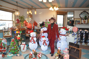 クリスマス飾りでにぎやか　岡山家具４年ぶりコーナー再開